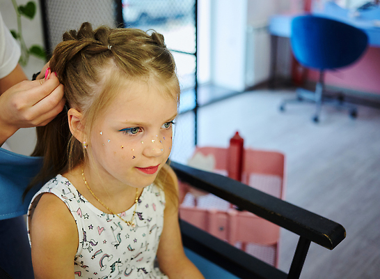 포토 JPG 해외이미지 백인 직업 라이프스타일 헤어스타일 손 여자 어린이 크리스마스 한명 사람 이벤트 금발 뷰티 파티 머리 유행 상점 축하 머리빗 생일 미용사 이발 고객 돌봄 스타일리스트 스타일링 이발사 스타일 해외202309 해외포토 서양인 1 기념일 컨셉 모션 생활 신체부위 미용용품 파일형식