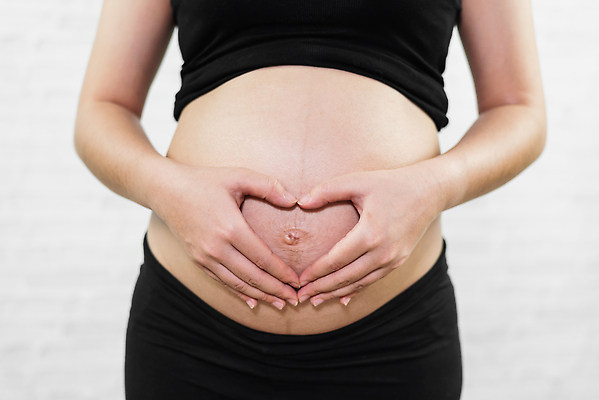 포토 JPG 해외이미지 모양 백인 라이프스타일 손 여자 행복 어린이 백그라운드 컨셉 신체 가족 엄마 발렌타인데이 건강 사랑 사람 성인 사람없음 뷰티 검은색 희망 임산부 임신 흰색 아기 잡기 기다림 예측 태교 고립 돌봄 복부 해외202309 해외포토 서양인 감정 컬러 관계 모션 데이이벤트 생활 신체부위 파일형식