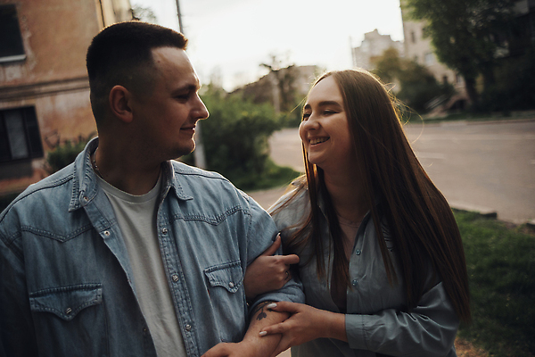 포토 JPG 해외이미지 백인 라이프스타일 커플 여자 남자 행복 셔츠 관계 남편 함께함 사랑 웃음 성인 두명 초록색 태양 어둠 일몰 봄 기쁨 아내 날짜 승낙 비만 빨간머리 해외202309 해외포토 자연요소 서양인 헤어스타일 계절 감정 컬러 컨셉 상의 표정 사람 생활 노을 몸매 파일형식