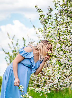 포토 JPG 해외이미지 백인 여자 꽃 한명 들기 상반신 성인 옆모습 걷기 정원 산책 임산부 태교 성인여자한명만 해외202309 해외포토 서양인 식물 1 뷰포인트 모션 휴식 사람 임신 여자한명만 성인여자만 파일형식
