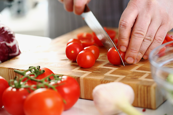 포토 JPG 해외이미지 손 음식 농업 토마토 채소 재료 손가락 자연 건강 마늘 요리 서기 사람 사람없음 목재 빨간색 뷰티 주방 요리사 주스 샐러드 신선 원형 체리 그룹 칼 닫기 맛 상추 작음 케첩 자르기 다발 오브젝트 유기농 내추럴 숙성 식용 채식주의자 맛있는 혜택 해외202309 해외포토 도형 나무 직업 웰빙 산업 음료 컬러 컨셉 과일 모션 신체부위 소스_음식 크기 생태계 채식 파일형식