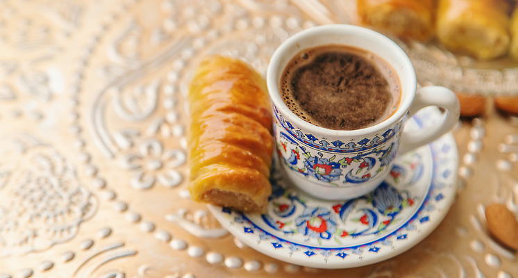 포토 JPG 해외이미지 접시 커피 사람없음 갈색 달콤 커피잔 컵받침 페스츄리 바클라바 해외202309 해외포토 식기 음료 빵 컬러 디저트 잔 맛 받침대 파일형식