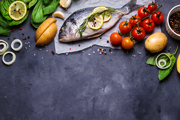 포토 JPG 해외이미지 토마토 검은배경 양파 감자 마늘 어류 사람없음 신선 레몬 후추 바질 카피스페이스 종이호일 해외202309 해외포토 백그라운드 채소 과일 검은색 수중동물 공백 향신료 파일형식