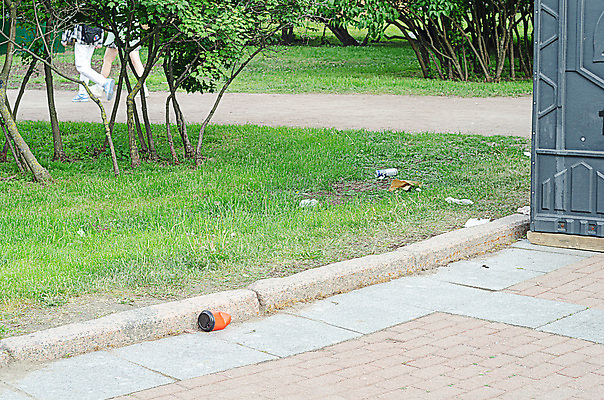 포토 JPG 해외이미지 공원 거리 사람없음 초록색 환경 그룹 오염 던지기 지저분함 위생 쓰레기 폐기물 플라스틱 거절 환경보전 먼지 낭비 생태학 해외202309 해외포토 공공시설 교육 컬러 컨셉 모션 재질 감각 사회이슈 파일형식