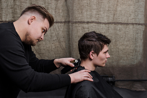 포토 JPG 해외이미지 백인 직업 라이프스타일 헤어스타일 손 디자인 남자 얼굴 백그라운드 비즈니스 실내 사람 앉기 성인 두명 뷰티 머리 유행 상점 수확 머리빗 미용사 이발 자르기 고객 서비스 손질 몸단장 이발소 다듬기 돌봄 스타일리스트 이발사 스타일 힙스터 해외202309 해외포토 서양인 패션 농업 모션 내부 생활 신체부위 미용용품 뷰티샵 파일형식