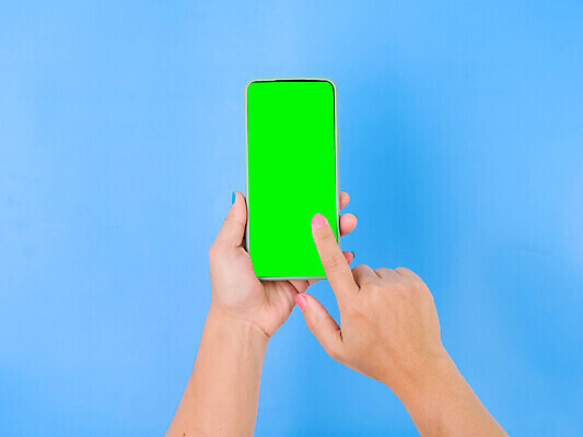 포토 JPG 해외이미지 라이프스타일 손 응시 여자 백그라운드 인터넷 비즈니스 통신 부분 손가락 모바일 실내 사람 손짓 사람없음 초록색 스마트폰 핸드폰 디지털 스크린 공백 장비 터치 타이핑 잡기 메시지 닫기 어플리케이션 무선전화기 전화기 스마트 전자 클릭 보여주기 고립 채팅 터치스크린 목업 카피스페이스 해외202309 해외포토 시선 컬러 컨셉 모션 내부 생활 신체부위 전자제품 스마트기기 파일형식