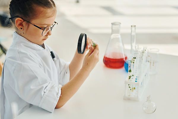 포토 JPG 해외이미지 남자 어린이 돋보기 한명 소년 상반신 장비 흰색 책상 호기심 과학기구 구급약품 화학자 소년한명만 해외202309 해외포토 1 감정 컬러 가구 컨셉 사람 약 기구 과학자 남자한명만 소년만 파일형식