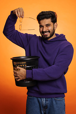 포토 JPG 해외이미지 라이프스타일 응시 남자 안경 고글 갈색머리 실내 건강 한명 약 건강관리 쓰레기통 잡기 최고 폐기물 인도인 버리기 확인 시력 비전 안과 테라피 개선 고립 프리랜서 힌두교 광학 검안사 해외202309 해외포토 외국인 직업 1 헤어스타일 시선 잡화 종교 의학 모션 병원 관리 사람 동양인 내부 생활 뷰티 쓰레기 파일형식 안경사