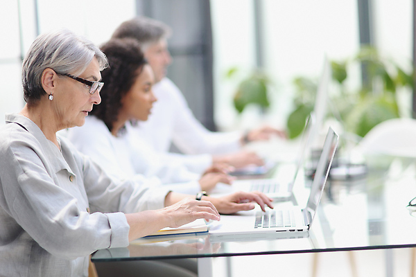 포토 JPG 해외이미지 직업 1 여자 노년 유럽 할머니 비즈니스 성공 모바일 직장 사람 앉기 성인 가로 세명 스마트폰 사무실 헤드폰 업무 비즈니스우먼 센터 60대 전화기 직원 서비스 경영자 개성 비서 지원 회계사 해외202309 해외포토 나라 음향기기 컨셉 회사 모션 핸드폰 스마트기기 작업 직장인 리더 파일형식