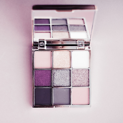 포토 JPG 해외이미지 사람없음 화장품 화려 팔레트 오브젝트 눈화장 아이섀도 보라색배경 섀도우팔레트 해외포토 백그라운드 컨셉 화장 뷰티 보라색 파일형식