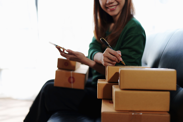 포토 JPG 해외이미지 직업 여자 행복 회사 비즈니스 사업가 성공 주택 한명 사람 동양인 노트북 쇼핑 컴퓨터 상자 사무실 세일 상점 업무 비즈니스우먼 상품 작음 상인 사이버 고객 서비스 패키지 질서 소매 온라인 주인 물류 짐싸기 마케팅 매각 목록 프리랜서 중소기업 해외202309 해외포토 1 감정 컨셉 인종 건물 전자제품 예절 작업 직장인 크기 파일형식