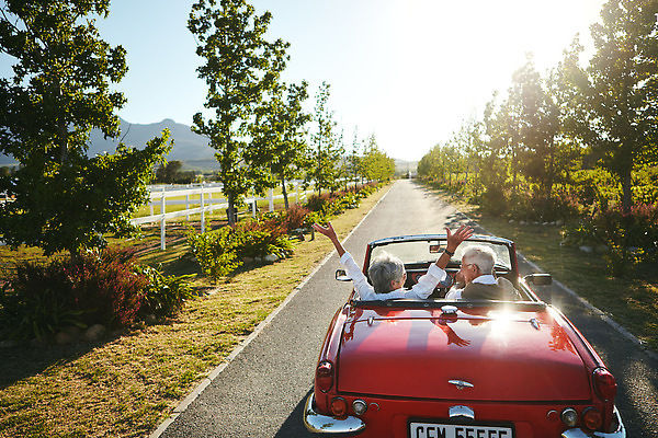 포토 JPG 해외이미지 나무 여자 노년 남자 도로 그림자 상반신 야외 두명 옆모습 울타리 햇빛 노부부 만세 드라이브 오픈카 노인만 해외202309 해외포토 식물 부부 길 뷰포인트 교통시설 모션 승용차 사람 성인 담장 태양 운전 성인만 파일형식