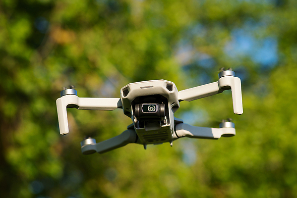 포토 JPG 해외이미지 직업 산업 백그라운드 교통시설 자연 하늘 안테나 취미 사람없음 초록색 파란색 카메라 디지털 일몰 수술 헬리콥터 파일럿 무선전화기 로봇 속도 프로펠러 감시 멀리 동영상 항공촬영 혁명 드론 스파이 제어 해외202309 해외포토 뷰포인트 컬러 교통 컨셉 통신 의학 비행기 치료 전자제품 노을 전화기 시설 생태계 파일형식