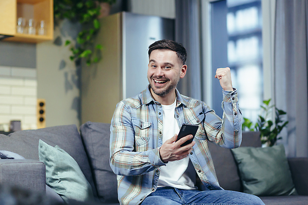 포토 JPG 해외이미지 응시 남자 행복 감정 컨셉 비즈니스 텍스트 놀이 성공 모바일 주택 기념 한명 사람 스마트폰 핸드폰 놀람 방 게임 관찰 최고 비즈니스맨 행운 메시지 뉴스 사이버 고객 상패 알림 읽기 흥분 재택근무 온라인 골 소셜 승자 필승 셀룰러 자극 해외202309 해외포토 1 시선 모션 표정 건물 전자제품 스마트기기 우승 직장인 상_우승 파일형식