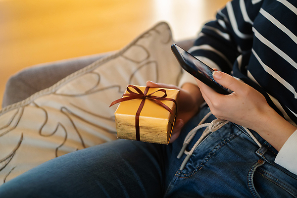 포토 JPG 해외이미지 손 여자 기념일 행복 리본 종이 크리스마스 겨울 모바일 휴가 새로움 주택 발렌타인데이 선물 사랑 사람 사람없음 장식 빨간색 스마트폰 쇼핑 상자 상점 놀람 축하 인사 생일 황금 구매 연도 고객 만들기 패키지 질서 추수감사절 온라인 공유 전자상거래 핸드메이드 어머니의날 해외202309 해외포토 계절 감정 기독교 컬러 컨셉 모션 데이이벤트 표정 이벤트 건물 신체부위 핸드폰 스마트기기 예절 미국문화 파일형식