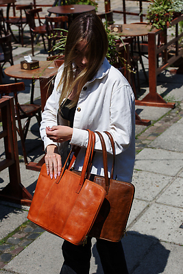 포토 JPG 해외이미지 직업 손 디자인 여자 유럽 여행 백그라운드 2 가방 비즈니스 배낭 한명 서기 사무실 갈색 유행 핸드백 수확 짐 도시 업무 화려 지갑 고급 우아함 선택 주머니 가죽 오브젝트 수납 경영 구식 스트랩 스타일 해외202309 해외포토 1 잡화 나라 컬러 컨셉 농업 모션 사람 신체부위 작업 파일형식