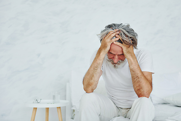 포토 JPG 해외이미지 백인 할아버지 노년 남자 여유 탁자 휴식 수염 실내 피곤 한명 상반신 앞모습 실버라이프 소파 고통 두통 노인남자한명만 해외202309 해외포토 서양인 1 라이프스타일 감정 뷰포인트 가구 컨셉 의자 사람 성인 내부 질병 남자한명만 노인남자만 파일형식