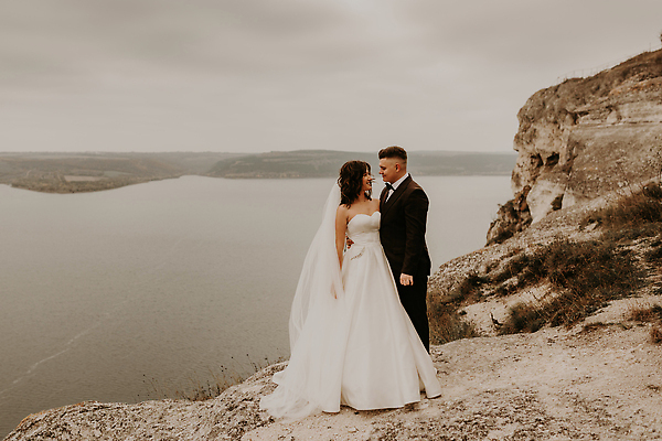 포토 JPG 해외이미지 백인 커플 드레스 여자 남자 행복 파도 바다 여행 포즈 신랑 결혼 백그라운드 2 관계 신혼부부 자연 하늘 결혼식 산 갈색머리 함께함 발렌타인데이 사랑 사람 야외 두명 물 강 뷰티 유행 하이킹 낭만 신혼여행 베일 스타일 해외202309 해외포토 자연요소 서양인 헤어스타일 부부 옷 감정 컨셉 데이이벤트 레저 이벤트 생태계 신혼 파일형식