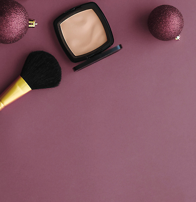 포토 JPG 해외이미지 사람없음 하이앵글 보라색 화장품 오브젝트 메이크업브러쉬 오너먼트 카피스페이스 해외202309 해외포토 뷰포인트 컬러 크리스마스장식 뷰티 공백 붓 파일형식