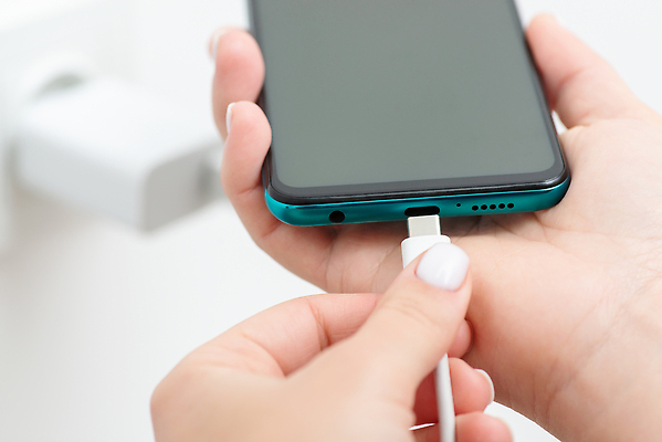 포토 JPG 해외이미지 손 여자 벽 손가락 모바일 세포 사람없음 스마트폰 핸드폰 디지털 스크린 힘 장비 에너지 흰색 플러그 연결 USB 전화기 스마트 철사 충전 베터리 요금 충전기 해외202309 해외포토 컬러 컨셉 사람 신체부위 전자제품 스마트기기 기계 파일형식