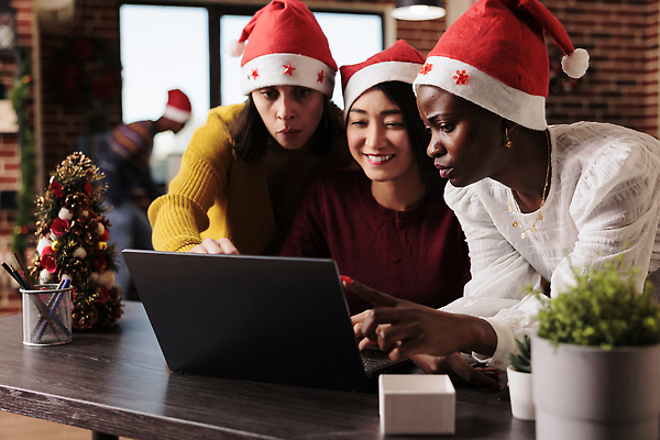 포토 JPG 해외이미지 여자 크리스마스 겨울 산타모자 회의 직장 함께함 상반신 성인 앞모습 옆모습 세명 노트북 사무실 크리스마스트리 가리킴 업무 비즈니스우먼 책상 동료 성인여자만 브레인스토밍 해외202309 해외포토 모자_잡화 계절 기념일 뷰포인트 가구 컨셉 회사 비즈니스 관계 사람 손짓 전자제품 작업 직장인 여자만 성인만 파일형식