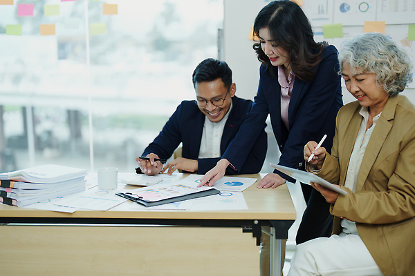 포토 JPG 해외이미지 직업 디자인 중년 백그라운드 컨셉 비즈니스 통신 청소년 협력 설계 갈색머리 대화 설명 정장 성인 가로 세명 노트북 컴퓨터 컬러풀 사무실 알약 듣기 작업 비즈니스맨 비즈니스우먼 계획 연결 대표 토론 종업원 책상 동료 경영자 마케팅 세미나 네트워킹 브레인스토밍 해외202309 해외포토 헤어스타일 옷 여자 남자 컬러 가구 관계 모션 말하기 사람 전자제품 약 직장인 네트워크 리더 파일형식