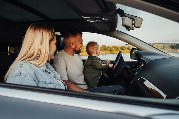 포토 JPG 해외이미지 백인 남자 아들 어린이 여행 가족 자동차 엄마 휴가 함께함 사람 소년 야외 세명 부모 일몰 육아 시골 아기 아빠 작음 주말 걸음마 해외202309 해외포토 서양인 육상교통 컨셉 관계 모션 노을 크기 파일형식