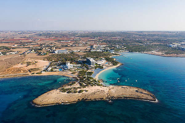 포토 JPG 해외이미지 바다 여행 하늘색 우산 건축양식 자연 호텔 휴가 휴식 바닥 항해 안테나 파노라마 사람없음 물 파란색 햇빛 환경 고요 만 지중해 장면 석호 항공촬영 파라다이스 수평선 해외202309 해외포토 자연요소 건축 뷰포인트 컬러 컨셉 배_교통 통신 숙소 촬영기법 태양 생태계 파일형식