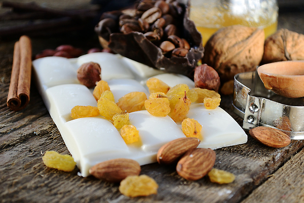 포토 JPG 해외이미지 커피 음식 백그라운드 유리 건강 식이요법 사람없음 목재 노란색 초콜릿 숟가락 검은색 원두 항아리 달콤 먹기 꿀 내추럴 건포도 시나몬 맛있는 해외202309 해외포토 나무 음료 컬러 재료 모션 재질 포도 디저트 수저 도자기 맛 건과일 파일형식