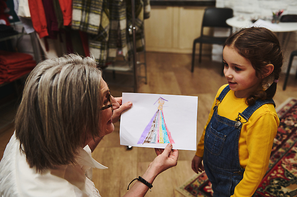 포토 JPG 해외이미지 백인 직업 옷 유럽 산업 할머니 어린이 손녀 친절 사랑 사람 두명 유행 업무 그리기 작업실 제조 수집 손주 그림 소매 장인 세대 재단 재단사 부티크 스타일리스트 하수 핸드메이드 해외202309 해외포토 서양인 여자 노년 감정 나라 가족 모션 물 작업 파일형식