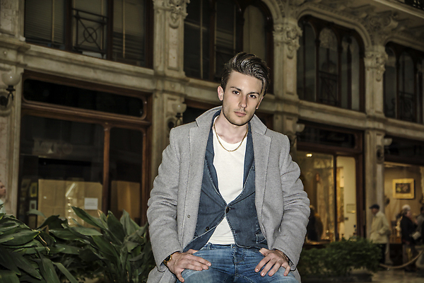 포토 JPG 해외이미지 백인 모델 직업 옷 남자 유럽 포즈 비즈니스 성공 거리 한명 서기 사람 정장 야외 갈색 유행 검은색 코트 흰색 도시 비즈니스맨 자신감 우아함 스마트 대리석 타운 양모 고립 스타일 해외202309 해외포토 서양인 1 감정 나라 컬러 컨셉 재료 모션 외투 직물 직장인 파일형식