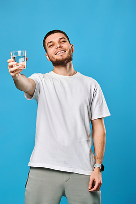 포토 JPG 해외이미지 라이프스타일 손 남자 행복 음료 티셔츠 다이어트 유리 수염 아이디어 건강 한명 손짓 성인 물 파란색 믿음 공백 추위 마시기 흰색 신선 잡기 자신감 입 액체 갈증 순수 만족 주기 상쾌 긍정 보여주기 내추럴 고립 해외202309 해외포토 자연요소 1 감정 컬러 컨셉 셔츠 모션 재질 사람 생활 신체부위 파일형식