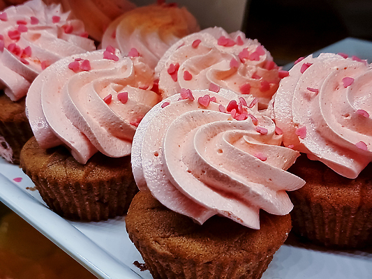 포토 JPG 해외이미지 접시 사람없음 장식 컵케이크 크림 일렬 뷔페 스프링클 해외202309 해외포토 식기 케이크 파일형식