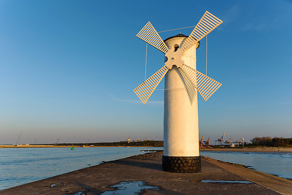 포토 JPG 해외이미지 유럽 바다 컬러 여행 건축양식 하늘 등대 항해 사람없음 야외 건물 가로 물 파란색 빛 컬러풀 탑 일몰 풍차 흰색 역사 신호등 심볼 해안도시 광택 포트 네비게이션 폴란드 방앗간 랜드마크 옛날 해외202309 해외포토 자연요소 건축물 건축 나라 배_교통 노을 도시 파일형식
