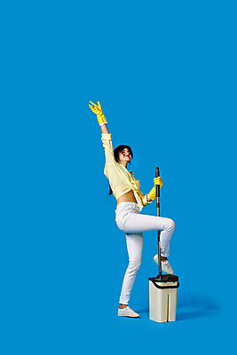 포토 JPG 해외이미지 전신 여자 한명 성인 옆모습 손들기 앞치마 춤 청소 물통 준비 고무장갑 걸레 성인여자한명만 해외202309 해외포토 1 뷰포인트 장갑 모션 문화예술 사람 청소도구 고무 여자한명만 성인여자만 파일형식