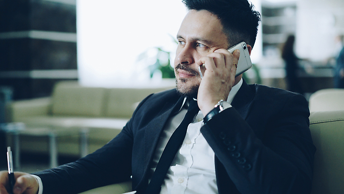 포토 JPG 해외이미지 직업 여행 비즈니스 사업가 통신 호텔 성공 모바일 휴가 수염 실내 말하기 대화 한명 앉기 정장 성인 금융 스마트폰 핸드폰 사무실 펜 공책 정보 짐 기록 업무 작업 비즈니스맨 자신감 홀 기다림 우아함 도착 안락의자 부름 경영 심각 접수 해외202309 해외포토 1 옷 남자 감정 컨셉 의자 모션 숙소 문구용품 사람 내부 경제 전자제품 스마트기기 필기구 공간 직장인 파일형식