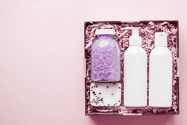 포토 JPG 해외이미지 사람없음 상자 하이앵글 화장품 오브젝트 피부관리 담기 비누 공병 바디케어 화장품가방 카피스페이스 입욕소금 해외202309 해외포토 뷰포인트 가방 모션 위생용품 뷰티 공백 미용용품 소금 병_담는 파일형식