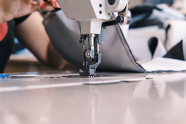 포토 JPG 해외이미지 직업 손 디자인 옷 산업 비즈니스 공장 노동자 직장 취미 사람없음 유행 기계 장비 공구 직물 면 업무 작업실 실 제조 바느질 땀 재단 재단사 방법 핸드메이드 해외202309 해외포토 회사 공업 신체부위 도구 작업 파일형식