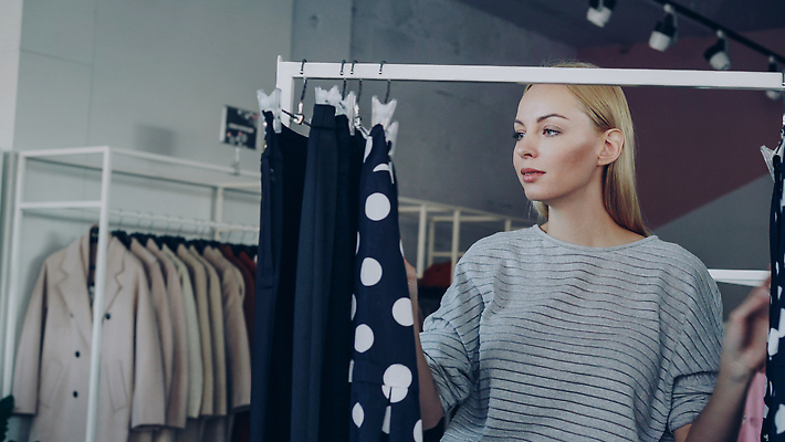 포토 JPG 해외이미지 백인 학생 긴머리 응시 옷 여자 유럽 모션 실내 한명 사람 성인 쇼핑 금발 뷰티 유행 세일 상점 터치 선택 구매 옷걸이 시원함 쇼핑몰 고객 부티크 스타일 해외202309 해외포토 서양인 1 헤어스타일 시선 나라 컨셉 내부 파일형식