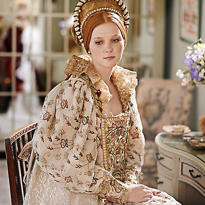 포토 JPG 해외이미지 드레스 여자 의자 실내 한명 상반신 성인 뷰티 반사 궁전 고급 우아함 머리장식 손모으기 귀족 르네상스 성인여자한명만 해외202309 해외포토 1 옷 가구 컨셉 고건축 사람 손짓 내부 장식 여자한명만 성인여자만 파일형식