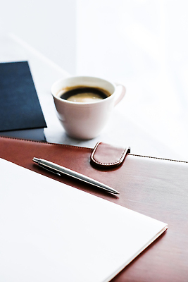 포토 JPG 해외이미지 백그라운드 사람없음 사무실 펜 공책 클래식 커피잔 가죽 해외202309 해외포토 커피 컨셉 비즈니스 문구용품 잔 필기구 파일형식