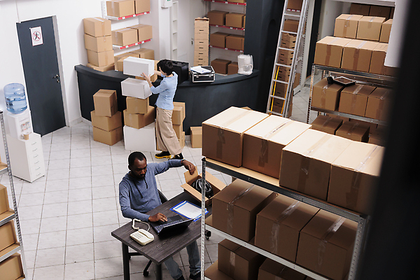 포토 JPG 해외이미지 전신 백인 여자 남자 흑인 의자 노동자 실내 들기 앉기 상반신 성인 두명 앞모습 옆모습 상자 하이앵글 작업 물류창고 성인만 해외202309 해외포토 서양인 직업 뷰포인트 가구 모션 사람 내부 창고 파일형식