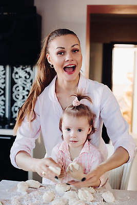 포토 JPG 해외이미지 라이프스타일 응시 딸 행복 감정 어린이 2 가족 엄마 디저트 함께함 기술 요리 사람 두명 학습 주방 요리사 빵집 굽기 준비 반죽 긍정 밀가루 도우미 페스츄리 헬프 해외202309 해외포토 직업 시선 교육 음식 빵 컨셉 관계 생활 상점 도움 가루 구이 파일형식