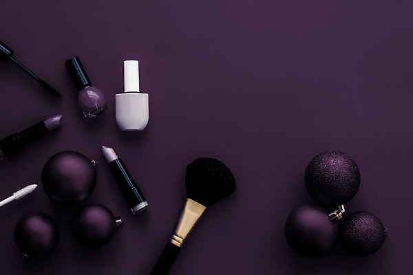 포토 JPG 해외이미지 사람없음 하이앵글 보라색 화장품 오브젝트 매니큐어 메이크업브러쉬 오너먼트 카피스페이스 해외202309 해외포토 뷰포인트 컬러 크리스마스장식 뷰티 공백 붓 파일형식