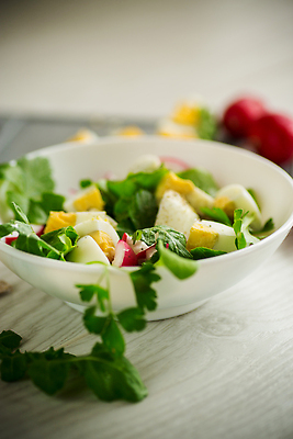 포토 JPG 해외이미지 접시 음식 조각 백그라운드 잎 다이어트 토마토 채소 탁자 양파 오이 부활절 건강 사람없음 목재 초록색 식당 계란 식사 저녁식사 봄 샐러드 흰색 시골 신선 사발 맛 아침식사 상추 먹기 머스터드 유기농 올리브 날것 그리스인 점심식사 루꼴라 삶기 채식주의자 총각무 맛있는 해외202309 해외포토 서양인 나무 식물 식기 웰빙 계절 기념일 열매 컬러 가구 컨셉 재료 모션 상점 알 사기그릇 소스_음식 무 채식 파일형식
