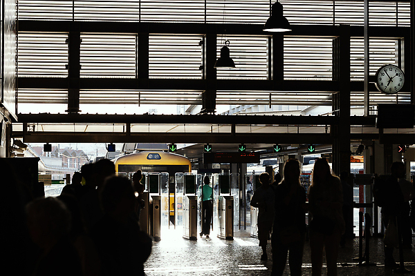 포토 JPG 해외이미지 라이프스타일 도로 여행 교통시설 휴가 주택 사람 사람없음 야외 건물 여행객 기찻길 기차 도시 기다림 전철 역 고객 사인 출발 바쁨 승객 일반 단상 선로 터미널 해외202309 해외포토 건축물 길 육상교통 교통 컨셉 모션 대중교통 생활 시설 파일형식
