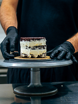 포토 JPG 해외이미지 직업 전통 라이프스타일 음식 비즈니스 실내 요리 사람 사람없음 신체부위 장식 세로 과자 주방 얼음 앞치마 흰색 기구 축하 달콤 맛 굽기 계산대 크림 만들기 각도 부드러움 토핑 레시피 층 버터 충동구매 음식준비 절임 짠맛 휘핑크림 버터크림 해외202309 해외포토 자연요소 컬러 컨셉 모션 디저트 내부 생활 쇼핑 감각 구이 준비 과소비 휘핑 파일형식