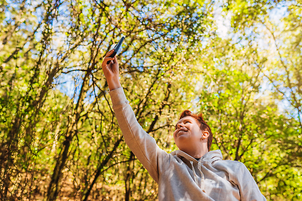 포토 JPG 해외이미지 여자 길 스포츠 여행 자국 모바일 휴가 휴식 산 항해 건강 한명 취미 야외 스마트폰 햇빛 평화 침묵 고요 봄 하이킹 자유 정상 숲 셀프카메라 만들기 자연백그라운드 비전 주말 방문 단절 루트 해외202309 해외포토 1 계절 백그라운드 컨셉 배_교통 모션 자연 레저 사람 핸드폰 스마트기기 태양 사진촬영 소리 파일형식