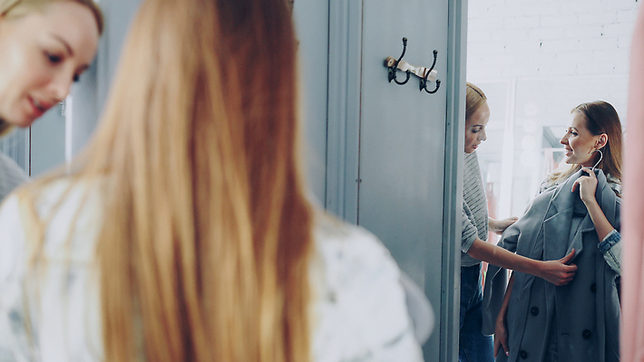 포토 JPG 해외이미지 백인 라이프스타일 응시 옷 여자 행복 모션 실내 사람 두명 친구 쇼핑 뷰티 유행 세일 상점 거울 터치 코트 관찰 잡기 도움 커튼 고급 선택 확인 부티크 채팅 스타일 해외202309 해외포토 서양인 시선 감정 컨셉 관계 내부 생활 외투 파일형식