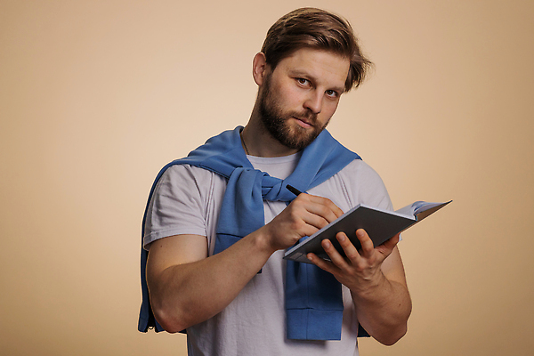 포토 JPG 해외이미지 백인 직업 학생 라이프스타일 교육 남자 행복 생각 상상 수염 아이디어 갈색머리 실내 한명 책 학습 스터디 연필 펜 다이어리 쪽지 교사 공책 기자 도서관 강의 명상 대학교 공상 고립 배려 프리랜서 힙스터 카피스페이스 밀레니얼 해외202309 해외포토 서양인 1 헤어스타일 패션 감정 컨셉 학교 문구용품 학용품 사람 내부 생활 경제 필기구 사무용품 공백 파일형식